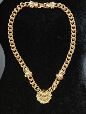 IVANA Oyster Shell Pearl Gold Tone Cuban Link  Pendant Necklace